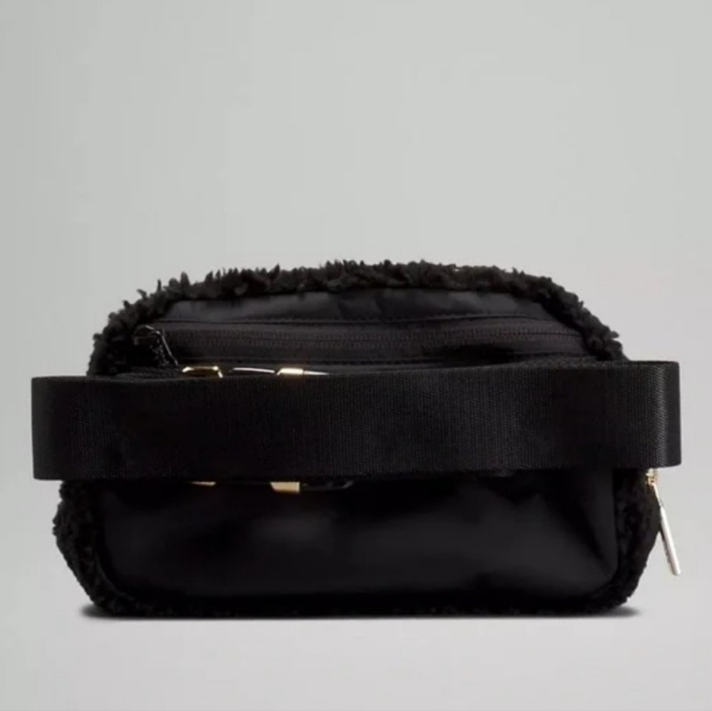 Lululemon everywhere fleece belt bag NWT - Picture 2 of 4